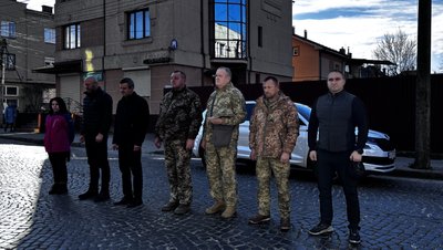 "Справи зачекають": як у Мукачеві проводять хвилину мовчання "Справи зачекають": як у Мукачеві проводять хвилину мовчання