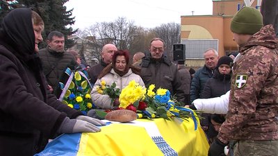 "Терпіння мамі, бо це єдиний син": з військовим Олександром Поліщуком попрощалися у Рівному "Терпіння мамі, бо це єдиний син": з військовим Олександром Поліщуком попрощалися у Рівному