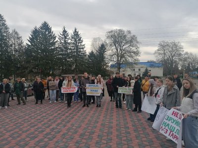 "Хочемо жити в безпеці": у Помічній на Кіровоградщині вимагають побудувати укриття в ліцеї "Хочемо жити в безпеці": у Помічній на Кіровоградщині вимагають побудувати укриття в ліцеї