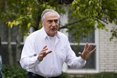 Джоел Мокір з Північно-Західного університету дає коментарі біля свого будинку у передмісті Чикаго після звістки про отримання Нобелівської премії з економіки. Скокі, штат Іллінойс, США, 13 жовтня 2025 року Джоел Мокір з Північно-Західного університету дає коментарі біля свого будинку у передмісті Чикаго після звістки про отримання Нобелівської премії з економіки. Скокі, штат Іллінойс, США, 13 жовтня 2025 року