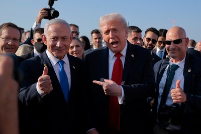 Президент США Дональд Трамп з прем'єр-міністром Ізраїлю Беньяміном Нетаньягу в міжнародному аеропорту "Бен-Гуріон" в Тель-Авіві, Ізраїль, 13 жовтня 2025 року Президент США Дональд Трамп з прем'єр-міністром Ізраїлю Беньяміном Нетаньягу в міжнародному аеропорту "Бен-Гуріон" в Тель-Авіві, Ізраїль, 13 жовтня 2025 року