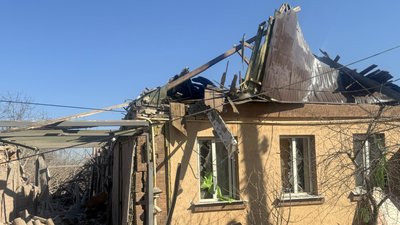 Слов'янськ пошкоджений приватний будинок через удар армії РФ 7 березня 2025 року Слов'янськ пошкоджений приватний будинок через удар армії РФ 7 березня 2025 року