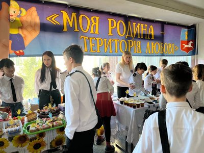 Плели сітки, ярмаркували та говорили про булінг: у черкаській школі збирали гроші для ЗСУ Плели сітки, ярмаркували та говорили про булінг: у черкаській школі збирали гроші для ЗСУ