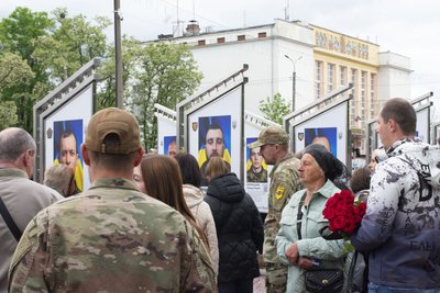 Понад 200 імен полеглих захисників: в Коростені на Житомирщині відкрили Алею пам'яті Понад 200 імен полеглих захисників: в Коростені на Житомирщині відкрили Алею пам'яті