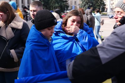 У Житомирі вшанували пам'ять людей, які загинули в драмтеатрі у Маріуполі внаслідок скидання бомби літаком РФ У Житомирі вшанували пам'ять людей, які загинули в драмтеатрі у Маріуполі внаслідок скидання бомби літаком РФ