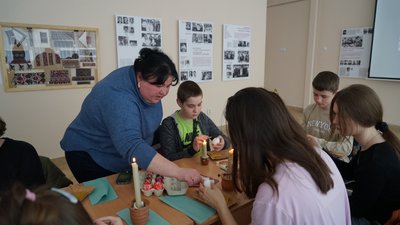 В Ужгороді провели майстерклас з виготовлення воскової писанки В Ужгороді провели майстерклас з виготовлення воскової писанки