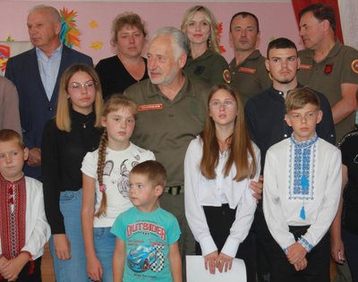 На Рівненщині дітям полеглих бійців вручили пам'ятні відзнаки "Батьківське серце" На Рівненщині дітям полеглих бійців вручили пам'ятні відзнаки "Батьківське серце"