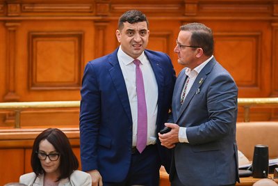 Лідер ультраправої партії "Альянс за єдність румунів" Джордже Сіміон (в центрі) під час засідання парламенту. Бухарест, Румунія, 14 липня 2025 року Лідер ультраправої партії "Альянс за єдність румунів" Джордже Сіміон (в центрі) під час засідання парламенту. Бухарест, Румунія, 14 липня 2025 року