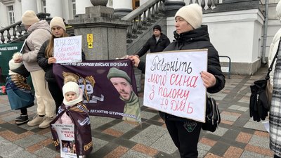 У Полтаві рідні військових вийшли на акцію, аби нагадати про полонених У Полтаві рідні військових вийшли на акцію, аби нагадати про полонених