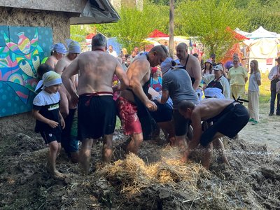 «Місимо глину»: на Черкащині триває фестиваль «Крутий Заміс» «Місимо глину»: на Черкащині триває фестиваль «Крутий Заміс»