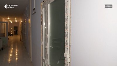 Замінили вікна, двері та ремонтують палати: як відновлюють пошкоджений пологовий будинок №5 в Одесі Замінили вікна, двері та ремонтують палати: як відновлюють пошкоджений пологовий будинок №5 в Одесі