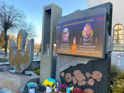 Тисяча днів повномасштабної війни: у Вінниці вшанували пам'ять загиблих оборонців Тисяча днів повномасштабної війни: у Вінниці вшанували пам'ять загиблих оборонців