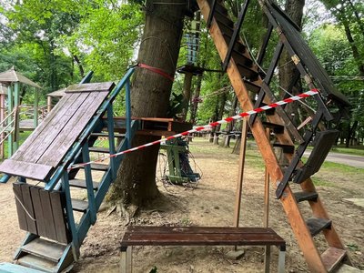 Травмувалися 16 дітей: в Ужгороді у мотузковому парку обірвався трос. Що відомо Травмувалися 16 дітей: в Ужгороді у мотузковому парку обірвався трос. Що відомо