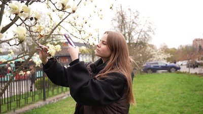 Єлизавета Бородай фотографує магнолію Єлизавета Бородай фотографує магнолію