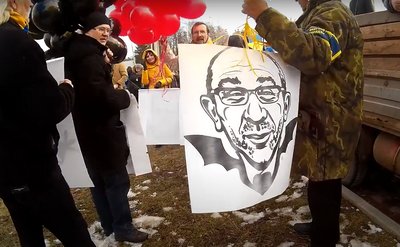 Плакат з зображенням Геннадія Кернеса на акції 22 лютого 2015 року у Харкові Плакат з зображенням Геннадія Кернеса на акції 22 лютого 2015 року у Харкові