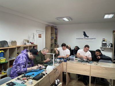 Волонтери виготовляють FPV-дрони Волонтери виготовляють FPV-дрони