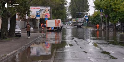 "Там все залито": як жителі Пересипського району Одеси добираються в інші частини міста "Там все залито": як жителі Пересипського району Одеси добираються в інші частини міста