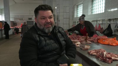 Що купують на "новорічний стіл" на продуктовому ринку в Рівному Що купують на "новорічний стіл" на продуктовому ринку в Рівному