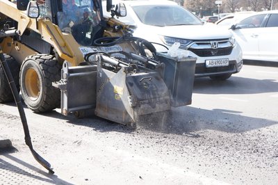 У Вінниці почали сезонний ремонт доріг: де вже працює техніка У Вінниці почали сезонний ремонт доріг: де вже працює техніка