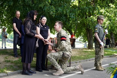 В Ужгороді попрощалися із загиблим захисником Михайлом Тіщенком В Ужгороді попрощалися із загиблим захисником Михайлом Тіщенком