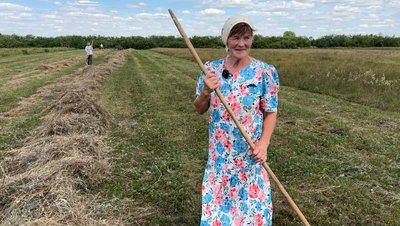 "Літом ногою, а зимою губою": як родина з Волині заготовляє сіно на зиму "Літом ногою, а зимою губою": як родина з Волині заготовляє сіно на зиму