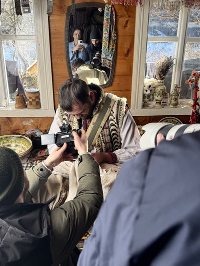 Команда проєкту (Аліна Хрищук, Володимир мороз та Дмитро Сторож) під час зйомок у етно-музеї Богдана Петричука Команда проєкту (Аліна Хрищук, Володимир мороз та Дмитро Сторож) під час зйомок у етно-музеї Богдана Петричука