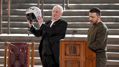 Володимир Зеленський дарує спікеру британського парламенту Ліндсі Гойлу шолом українського пілота Володимир Зеленський дарує спікеру британського парламенту Ліндсі Гойлу шолом українського пілота