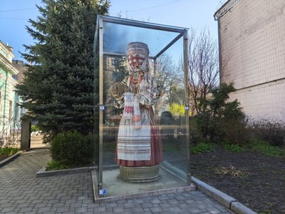 У Житомирі планують оновити ляльку-мотанку біля Дому української культури У Житомирі планують оновити ляльку-мотанку біля Дому української культури