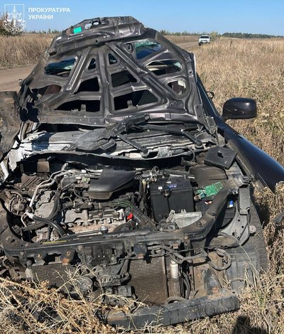 12 вересня близько 09:00 троє людей зазнали поранень внаслідок влучання російського безпілотника типу "Молнія" у цивільний автомобіль 12 вересня близько 09:00 троє людей зазнали поранень внаслідок влучання російського безпілотника типу "Молнія" у цивільний автомобіль