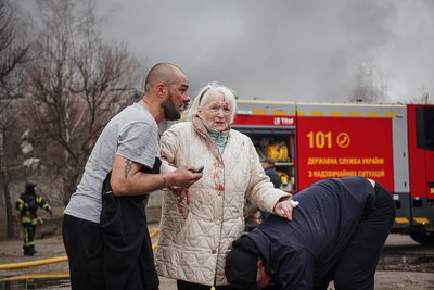 Постраждала через російський ракетний обстріл місцева жителька у Сумах 24 березня 2025 року Постраждала через російський ракетний обстріл місцева жителька у Сумах 24 березня 2025 року