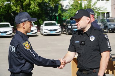 На Тернопільщині поліцейські офіцери громад отримали 12 службових автомобілів На Тернопільщині поліцейські офіцери громад отримали 12 службових автомобілів