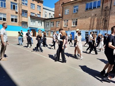 "Ти і я Україна": одинадцятикласники Кропивницького присвятили випускний вальс перемозі "Ти і я Україна": одинадцятикласники Кропивницького присвятили випускний вальс перемозі