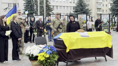Загинув в Курській області: з солдатом Віктором Романюком попрощалися у Рівному Загинув в Курській області: з солдатом Віктором Романюком попрощалися у Рівному