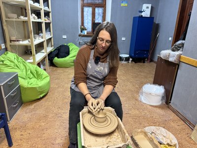 “В гончарстві мені є куди рости”. У Сумах відновила роботу керамічна майстерня “В гончарстві мені є куди рости”. У Сумах відновила роботу керамічна майстерня