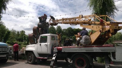 Почали з "Нептуна та Русалки": мозаїчні скульптури миють у рівненському Гідропарку Почали з "Нептуна та Русалки": мозаїчні скульптури миють у рівненському Гідропарку