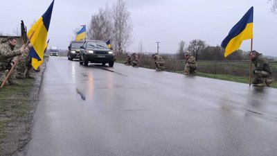 Поховання на Чернігівщині: в останню путь провели 7 військових Поховання на Чернігівщині: в останню путь провели 7 військових