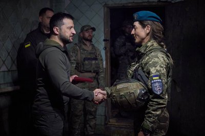 Зеленський відвідав позиції ЗСУ біля Мар’їнки та Вугледара Зеленський відвідав позиції ЗСУ біля Мар’їнки та Вугледара