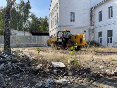 Біля згорілого будинку дворянського зібрання у Полтаві прибрали ще одну частину паркану Біля згорілого будинку дворянського зібрання у Полтаві прибрали ще одну частину паркану
