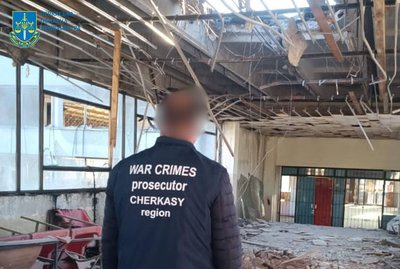 Вибите скло, пошкоджені стіни та автомобілі: прокуратура розслідує влучання дронів у підприємства у Черкасах Вибите скло, пошкоджені стіни та автомобілі: прокуратура розслідує влучання дронів у підприємства у Черкасах