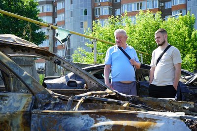 Люди на місці дронової атаки РФ у Харкові 9 червня