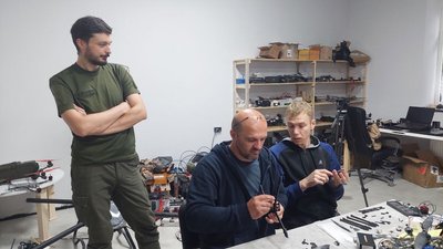 У Львові сім'я створила компанію, яка виготовляє дрони для ЗСУ У Львові сім'я створила компанію, яка виготовляє дрони для ЗСУ