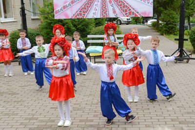 Вихованці тернопільського дитсадка поставили виставу, щоб зібрати гроші для ЗСУ Вихованці тернопільського дитсадка поставили виставу, щоб зібрати гроші для ЗСУ