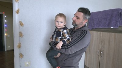 Станіслав Кульшан тримає на руках прийомного сина Станіслав Кульшан тримає на руках прийомного сина