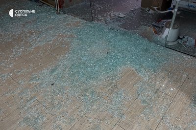 Вибиті вікна та горілі автівки: фото наслідків нічної атаки РФ на Одесу Вибиті вікна та горілі автівки: фото наслідків нічної атаки РФ на Одесу