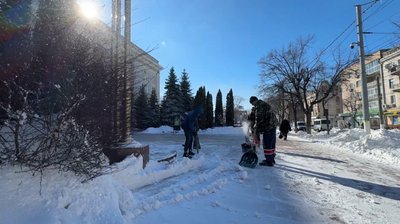 Снігопад у Кропивницькому: майже 300 комунальників вийшли на прибирання вулиць та доріг Снігопад у Кропивницькому: майже 300 комунальників вийшли на прибирання вулиць та доріг