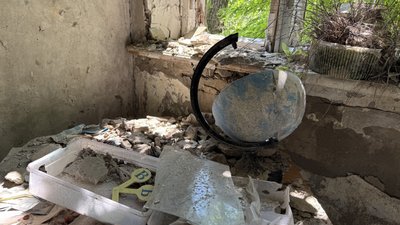 Зруйнована будівля початкової школи та дитячого садка село Олександрівка Лиманська громада Донецька область 20 червня 2025 рік Зруйнована будівля початкової школи та дитячого садка село Олександрівка Лиманська громада Донецька область 20 червня 2025 рік