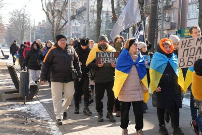 У Черкасах відбулась мирна хода присвячена 11 річниці війни У Черкасах відбулась мирна хода присвячена 11 річниці війни