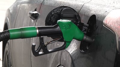 Пістолет, ставлений у авто для його заправки паливом