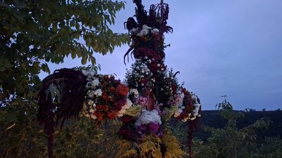 На Тернопільщині хрести біля церкви прикрашають квітами На Тернопільщині хрести біля церкви прикрашають квітами