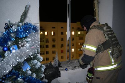 Рятувальник на місці влучання по дев'ятиповерхівці в Індустріальному районі Харкова, 24 січня 2026 року Рятувальник на місці влучання по дев'ятиповерхівці в Індустріальному районі Харкова, 24 січня 2026 року